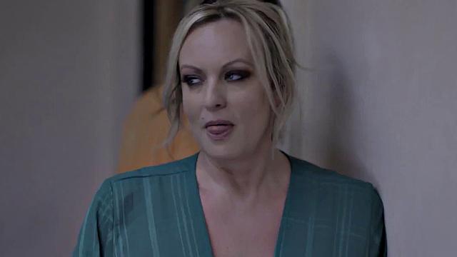 шикарная красотка кайфует от кунилингуса перед страстным тройничком