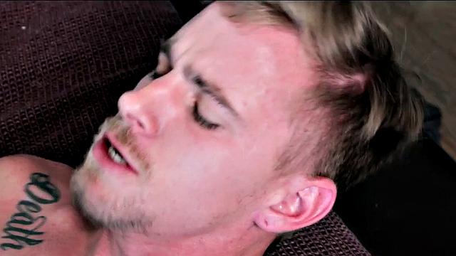 Inked stud barebacking athletic partner until cumshot