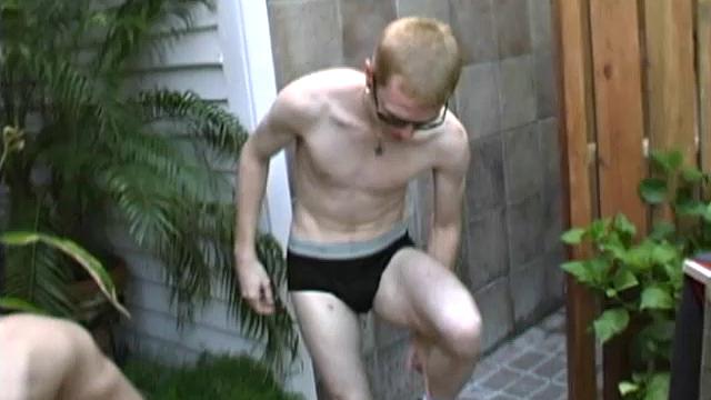 дэвид трахается с дакстером на улице и дрочит ему большой член