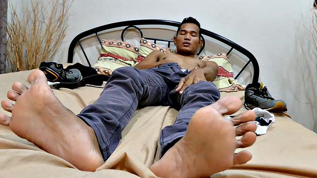 азиат дрочит и нюхает свои потные ноги после работы