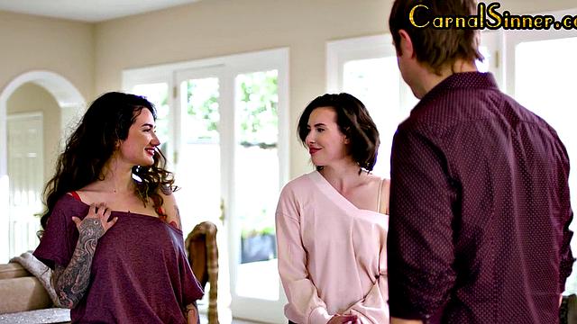 сочная мамка трахает парня дочери и ржёт над ситуацией