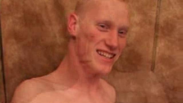 дрочит себе дилдо и кончает струйно