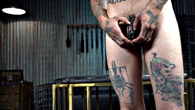 Госпожа в чулках приказывает феминному подчинённому трахаться на машине