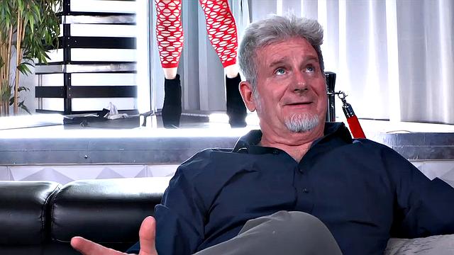 Шайла Пинк засовывает по максимуму в обе дырки и ржёт