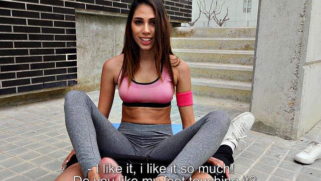 смотри, как латинка делает футджоб и трахается на свежем воздухе