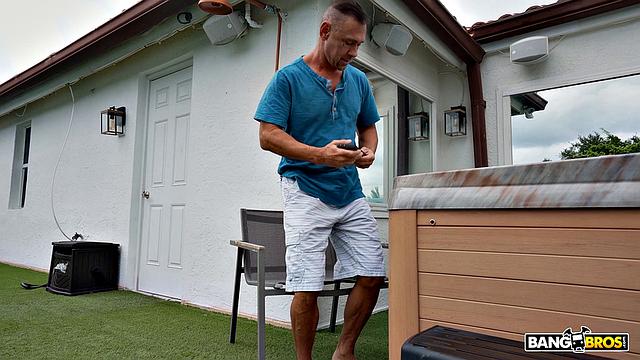 поймала отчима за дрочкой и трахнула прямо на улице