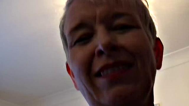 британская мамка ловко принимает в жопу и заглатывает, как леди с опытом