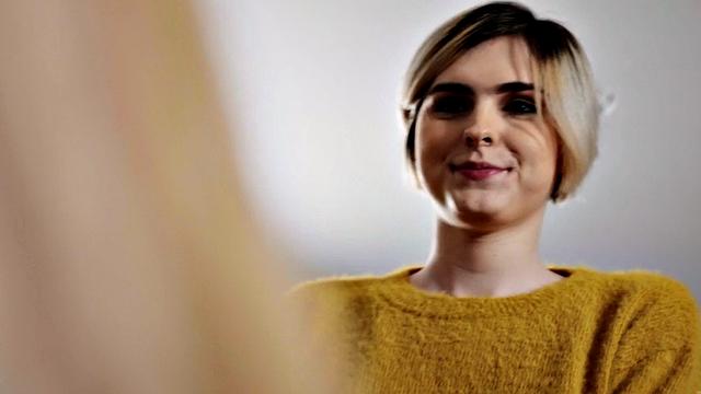 транс-училка с большими сиськами трахается без гондона и дрочит под парты