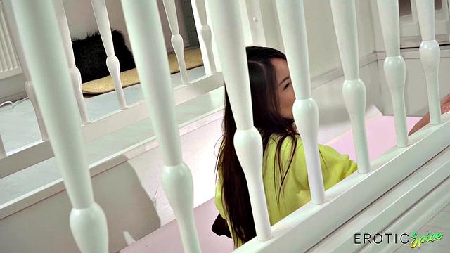 Yiming Curiosity заценила VR, а потом попробовала реальный толстый член от Yves Morgan - из мурлыкающей зрительницы в кайфующую в реале, ирония судьбы на диване!