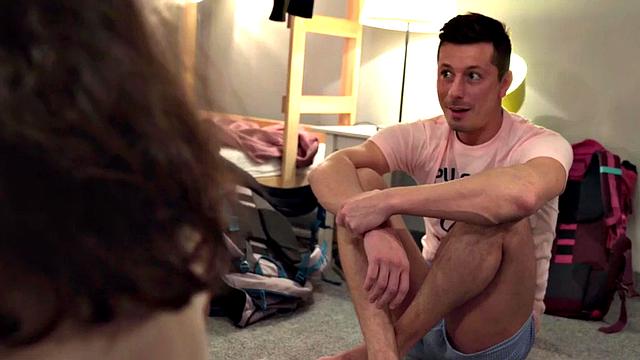 две подруги из хостела трахаются втроём с мужиком