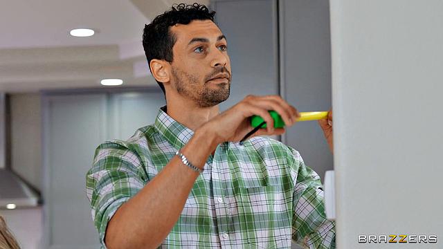 Когда муж работает, Риа Роуз не теряет времени - соблазняет строителя прямо в гостиной.