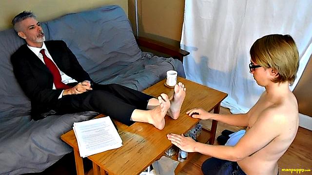 Boss Gets A Foot Rub - Elis Ataxxx &amp;amp; Richard Lennox