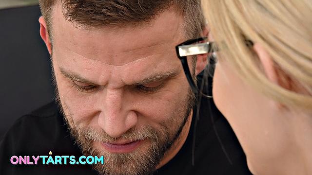 блондинка в очках скачет на члене и принимает глубоко