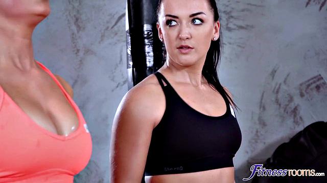 Зрелая рыжая Катарина Рина получает страстный массаж и кунилингус от тренерши Zuzu Sweet после изнуряющей тренировки в спортзале.