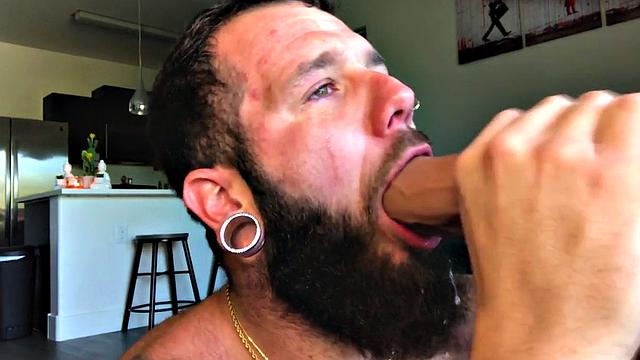 бородатый качок садится на огромный дилдо и дрочит