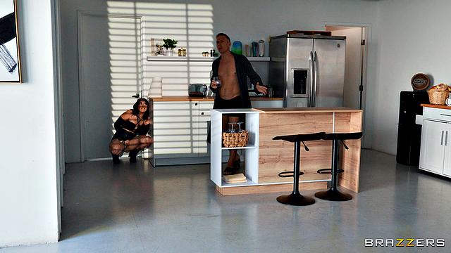 воровка лезет за золотом, а получает только член