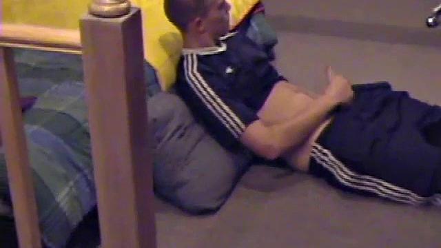 Лэнс яростно дрочит