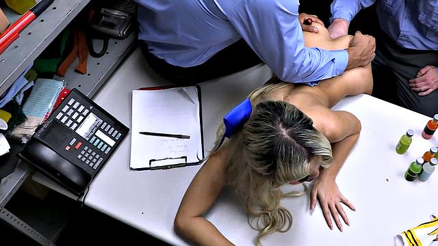 блондинка-чирлидерша ворует и получает жёсткую групповуху на камеру в офисе