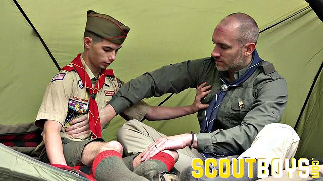 Скаут Максвелл кайфует на природе с мохнатым мужиком и заглатывает по полной