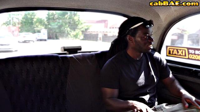 Зрелая с огромной грудью устроила кабине жаркую поездку с чернокожим пассажиром, а водитель только смотрел и завидовал, что сам не сдал на права на bbc так рано.