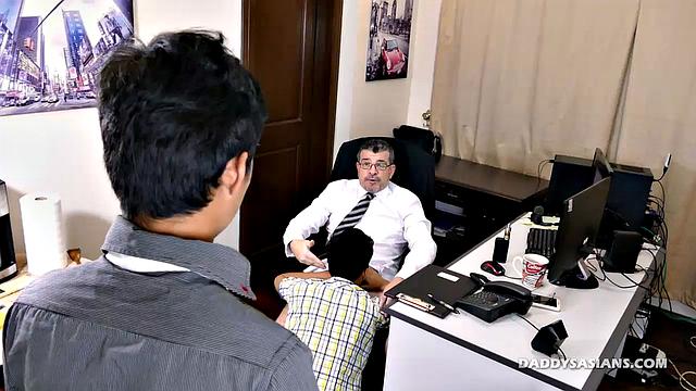 начальник трахает парней прямо в офисе