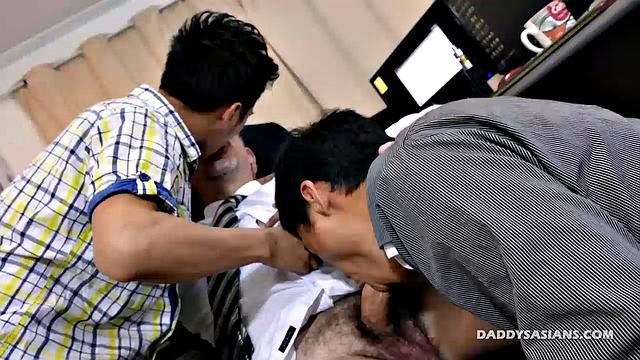 начальник трахает парней прямо в офисе