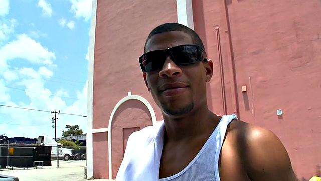 накачанный черный парень отдается белому топу на улице