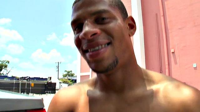 накачанный черный парень отдается белому топу на улице