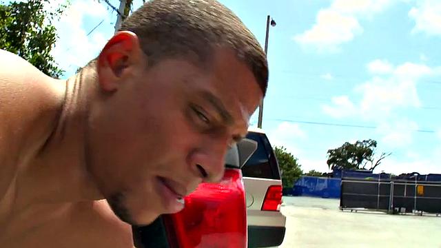 накачанный черный парень отдается белому топу на улице