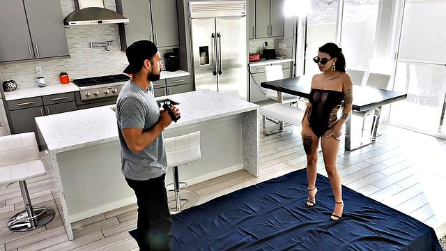 сочная тусовщица вся в масле, трахает до крика неистового мачо