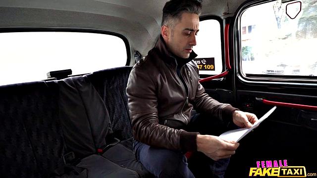 София Ли получает глубокий анал в такси от Mugur'a, сперма на лице и груди.