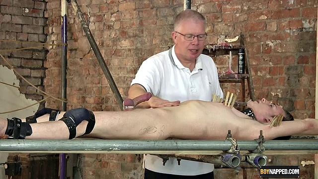 Растянули и дали кончить - Кэмерон Джеймс и Себастьян Кейн