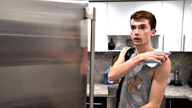 крепкий отчим жестко шпилит парня после потной борьбы