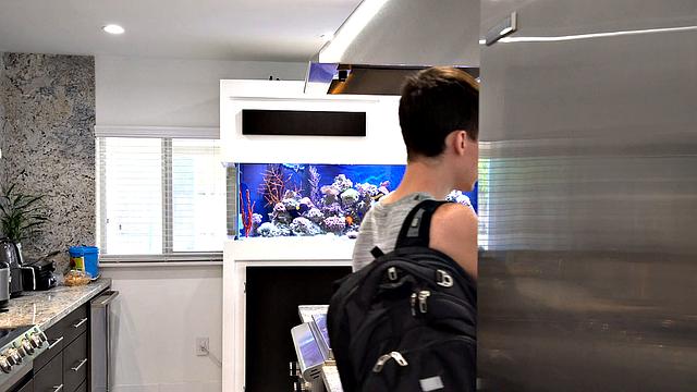 крепкий отчим жестко шпилит парня после потной борьбы