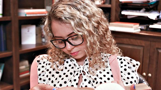 блондинка с книжкой бросает чтение ради большого члена у бассейна