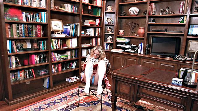 блондинка с книжкой бросает чтение ради большого члена у бассейна