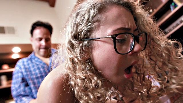 блондинка с книжкой бросает чтение ради большого члена у бассейна