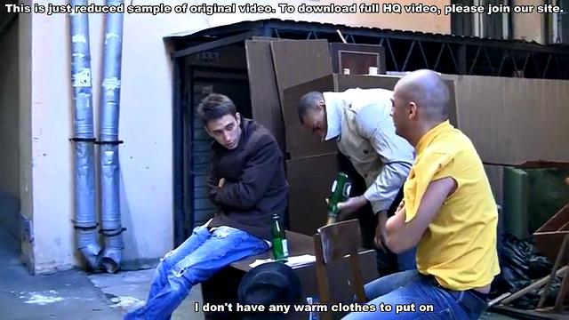 Блондинка с татуировкой пробует двойное проникновение с двумя парнями.