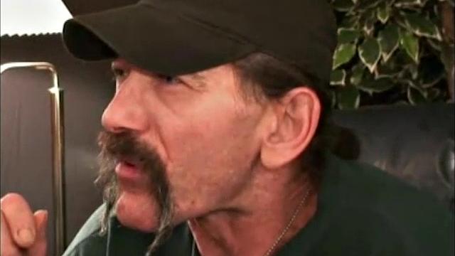 Герман дрочит зрелому мужику и ловит сперму на руку, гей аматорка с настоящими мужиками.