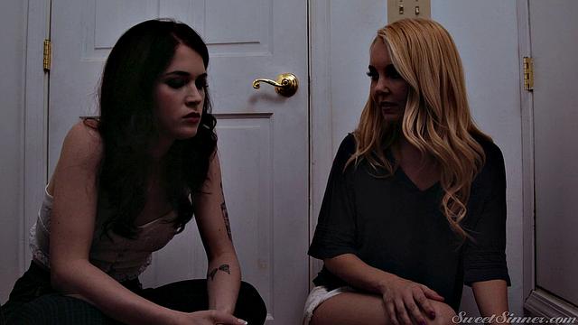 Зрелая брюнетка в платье соблазняет копа и трахается с ним в гостиной, Reagan Foxx и Seth Gamble.