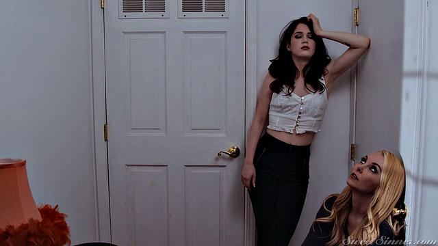 Зрелая брюнетка в платье соблазняет копа и трахается с ним в гостиной, Reagan Foxx и Seth Gamble.