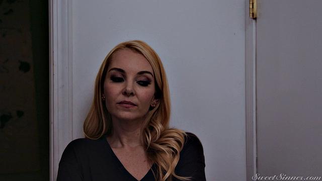 Зрелая брюнетка в платье соблазняет копа и трахается с ним в гостиной, Reagan Foxx и Seth Gamble.