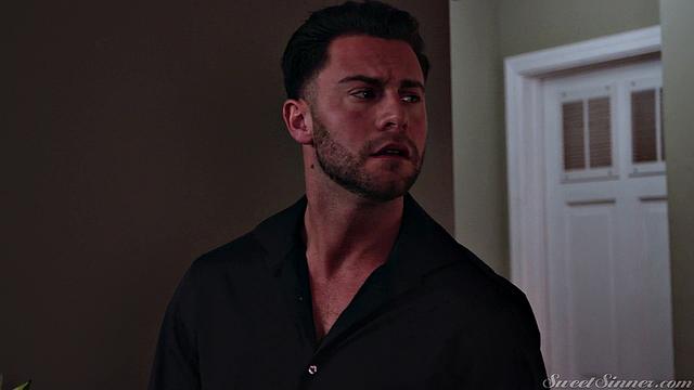 Зрелая брюнетка в платье соблазняет копа и трахается с ним в гостиной, Reagan Foxx и Seth Gamble.