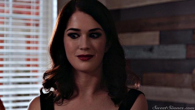 Зрелая брюнетка в платье соблазняет копа и трахается с ним в гостиной, Reagan Foxx и Seth Gamble.