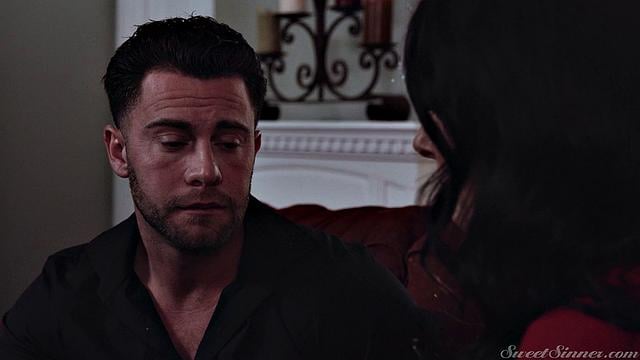 Зрелая брюнетка в платье соблазняет копа и трахается с ним в гостиной, Reagan Foxx и Seth Gamble.