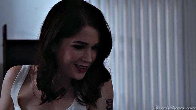 Зрелая брюнетка в платье соблазняет копа и трахается с ним в гостиной, Reagan Foxx и Seth Gamble.