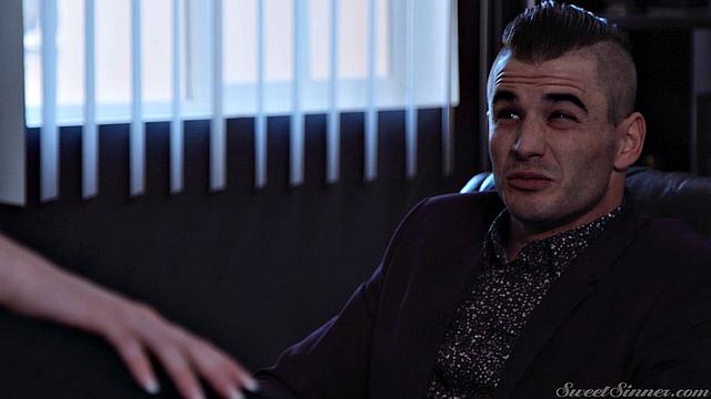 Зрелая брюнетка в платье соблазняет копа и трахается с ним в гостиной, Reagan Foxx и Seth Gamble.