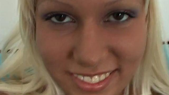 Сочная блондинка с сиськами дрочит себе огромным дилдо на диване