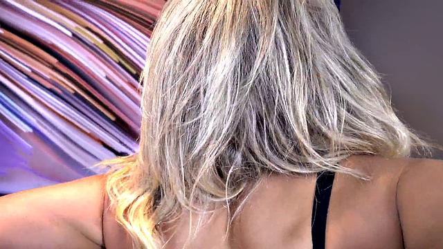 аппетитная транс-милфа дразнит и дрочит в кровати с солидным агрегатом