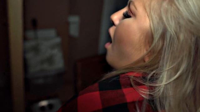 Публичная блядь делает вид, что гуляет, а сама получает в мокрую щёлку